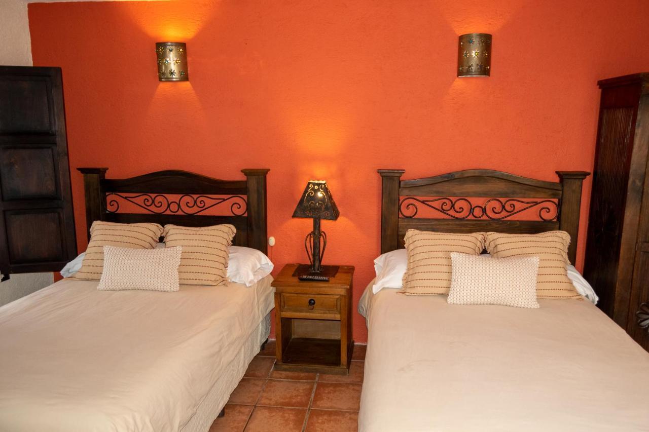 Hotel La Villa Serena Антигуа-Гватемала Экстерьер фото