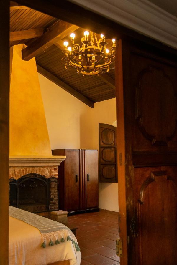 Hotel La Villa Serena Антигуа-Гватемала Экстерьер фото
