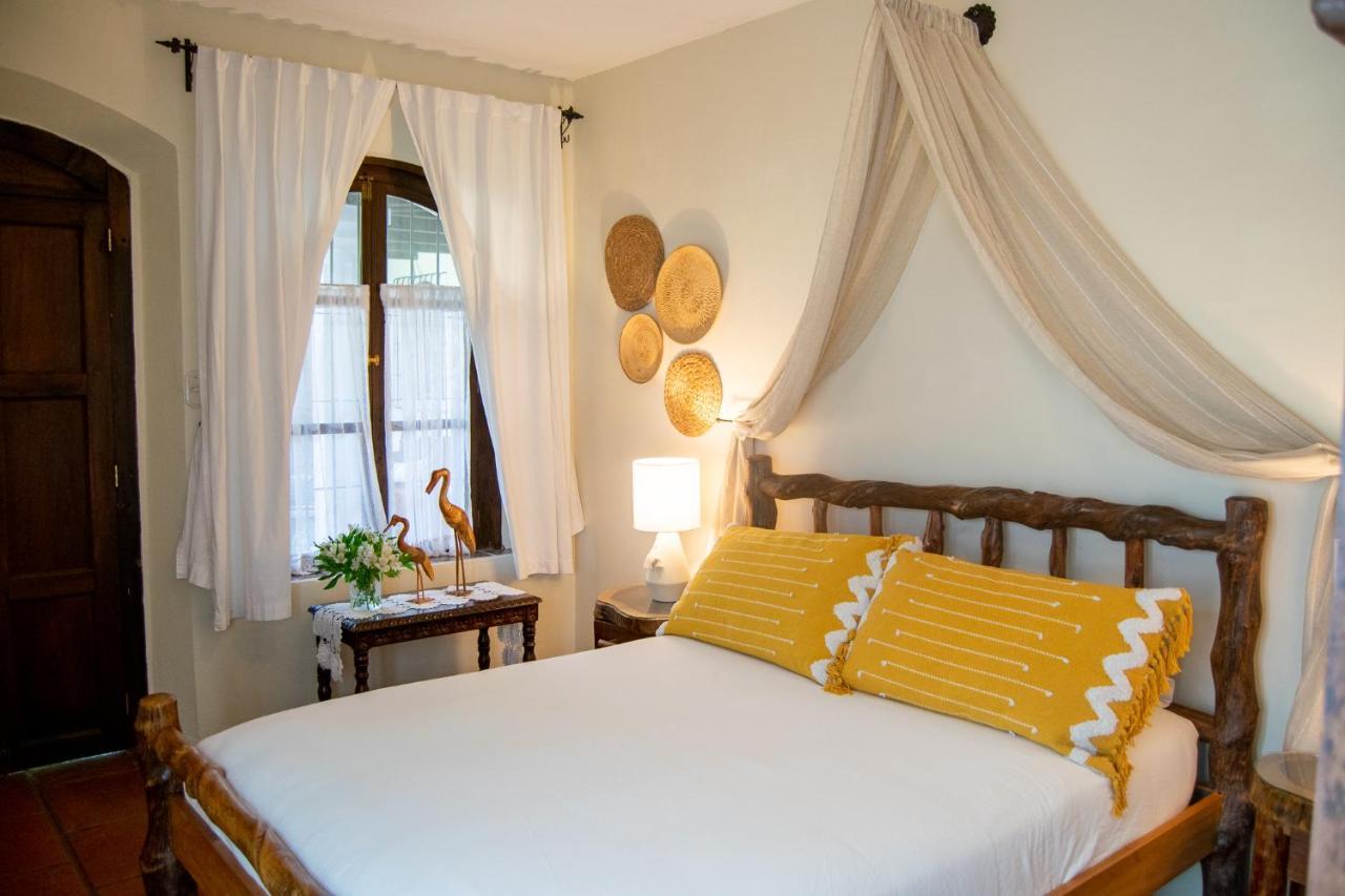 Hotel La Villa Serena Антигуа-Гватемала Экстерьер фото