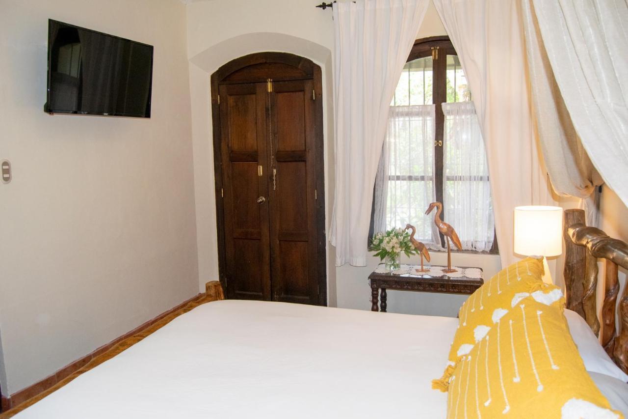 Hotel La Villa Serena Антигуа-Гватемала Экстерьер фото