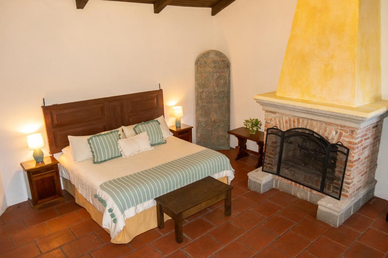 Hotel La Villa Serena Антигуа-Гватемала Экстерьер фото