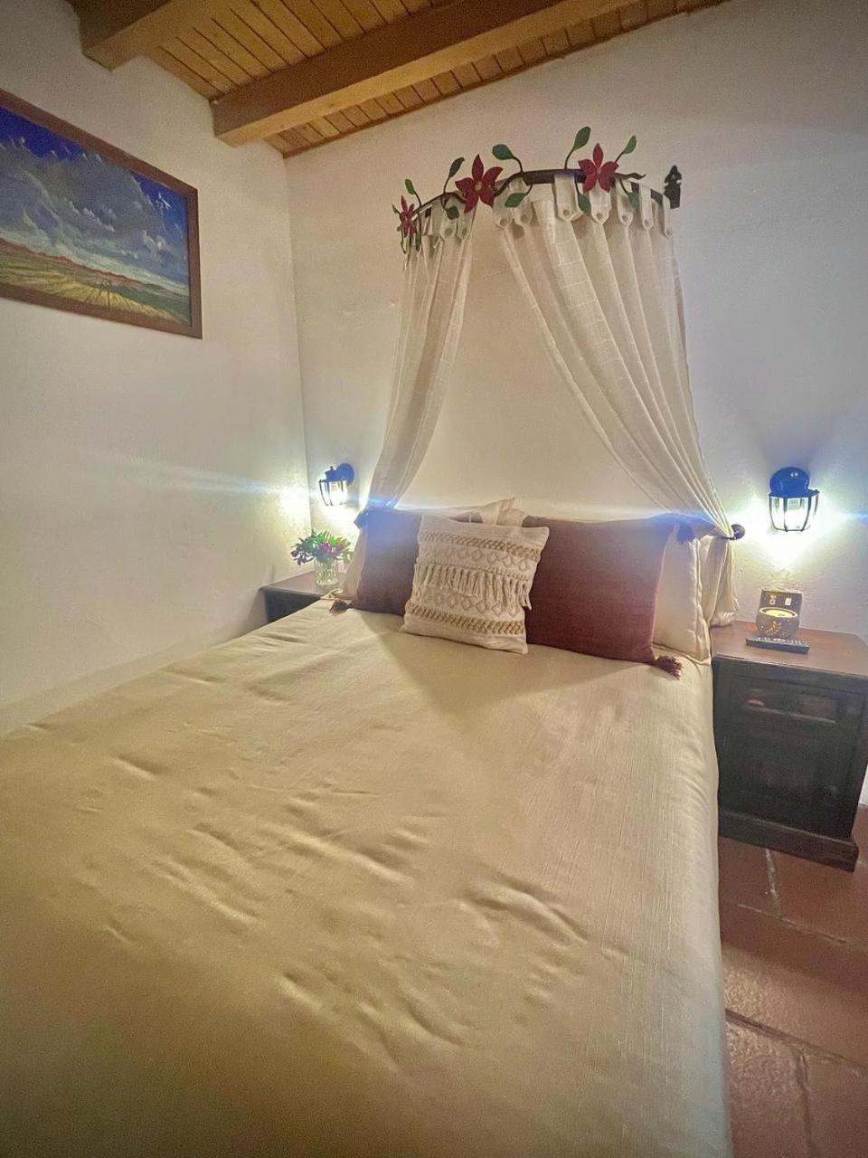 Hotel La Villa Serena Антигуа-Гватемала Экстерьер фото