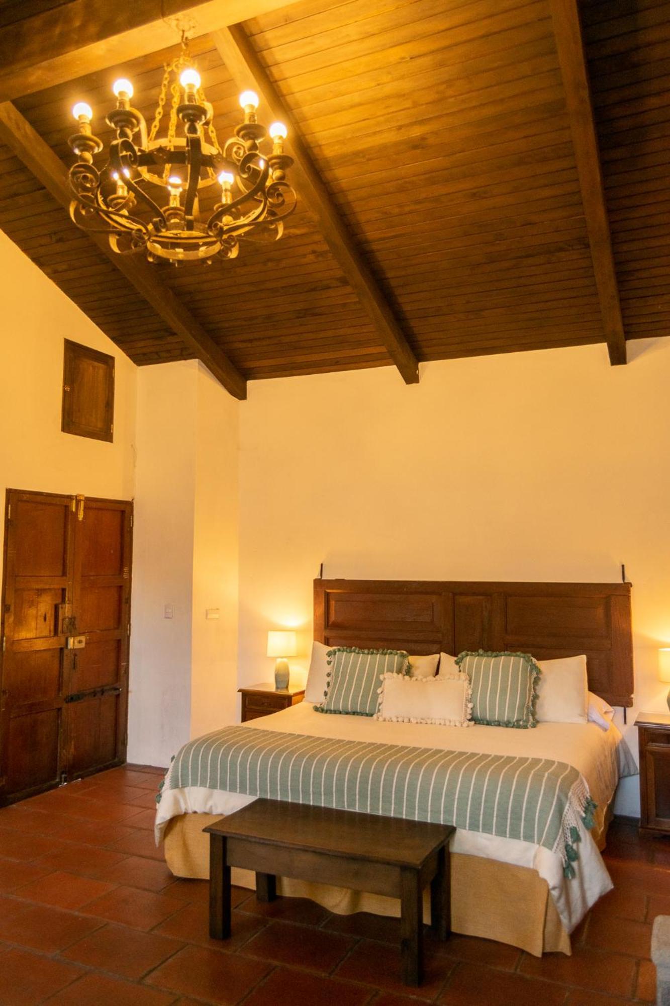 Hotel La Villa Serena Антигуа-Гватемала Номер фото