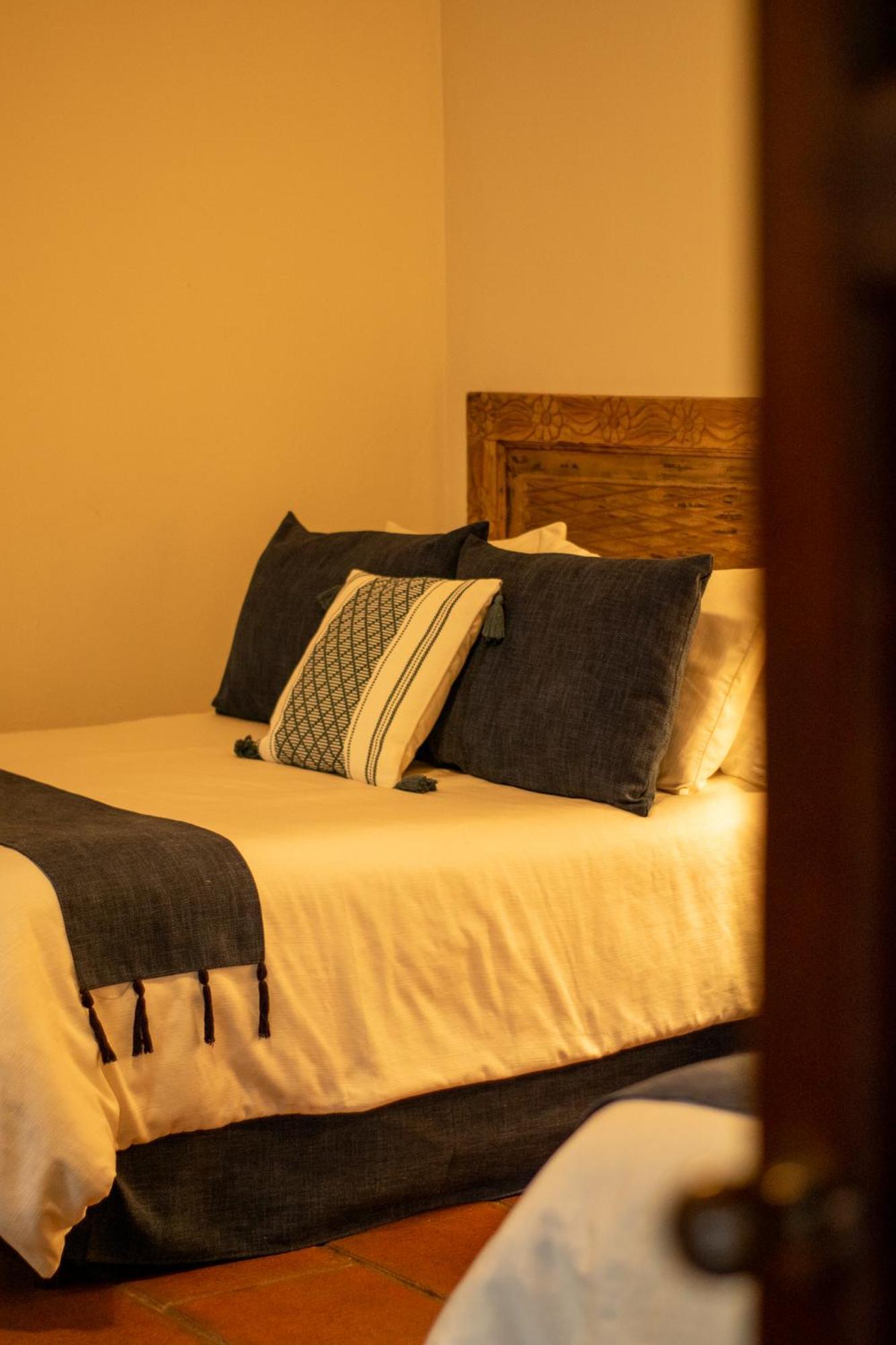 Hotel La Villa Serena Антигуа-Гватемала Номер фото